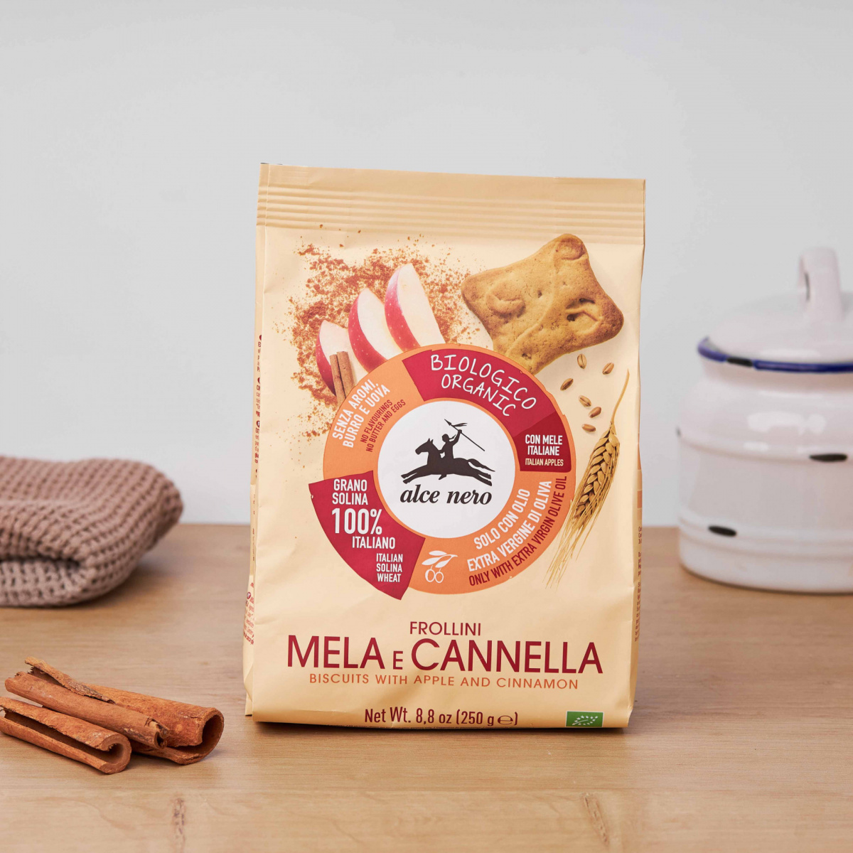 Organic biscuits with apple and cinnamon