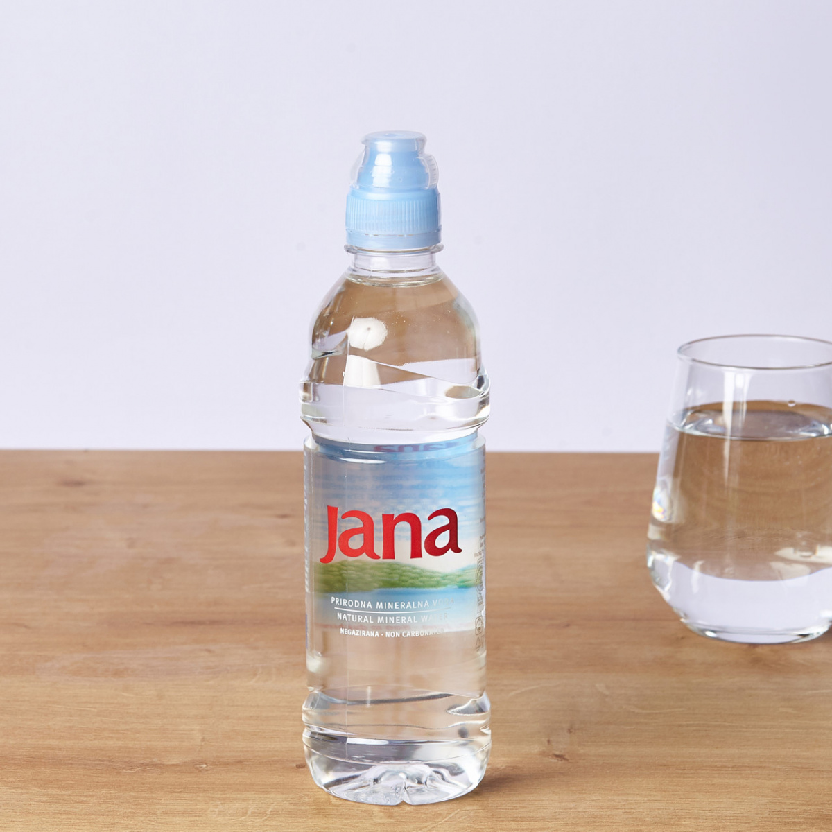 Минерална негазирана вода Jana со порака