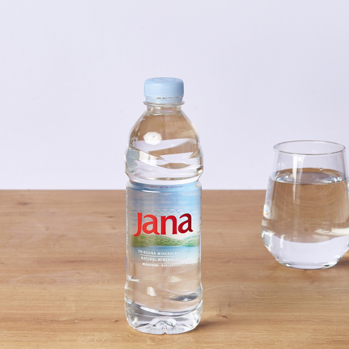 Минерална негазирана вода Jana